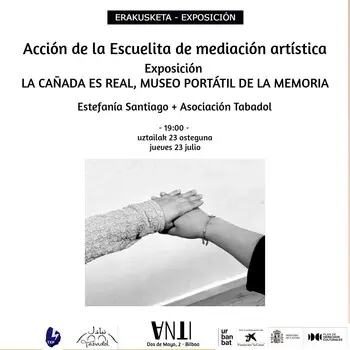 Acción de la Escuelita de mediación artística. Exposición La Cañada es real, Museo portátil de la memoria. 